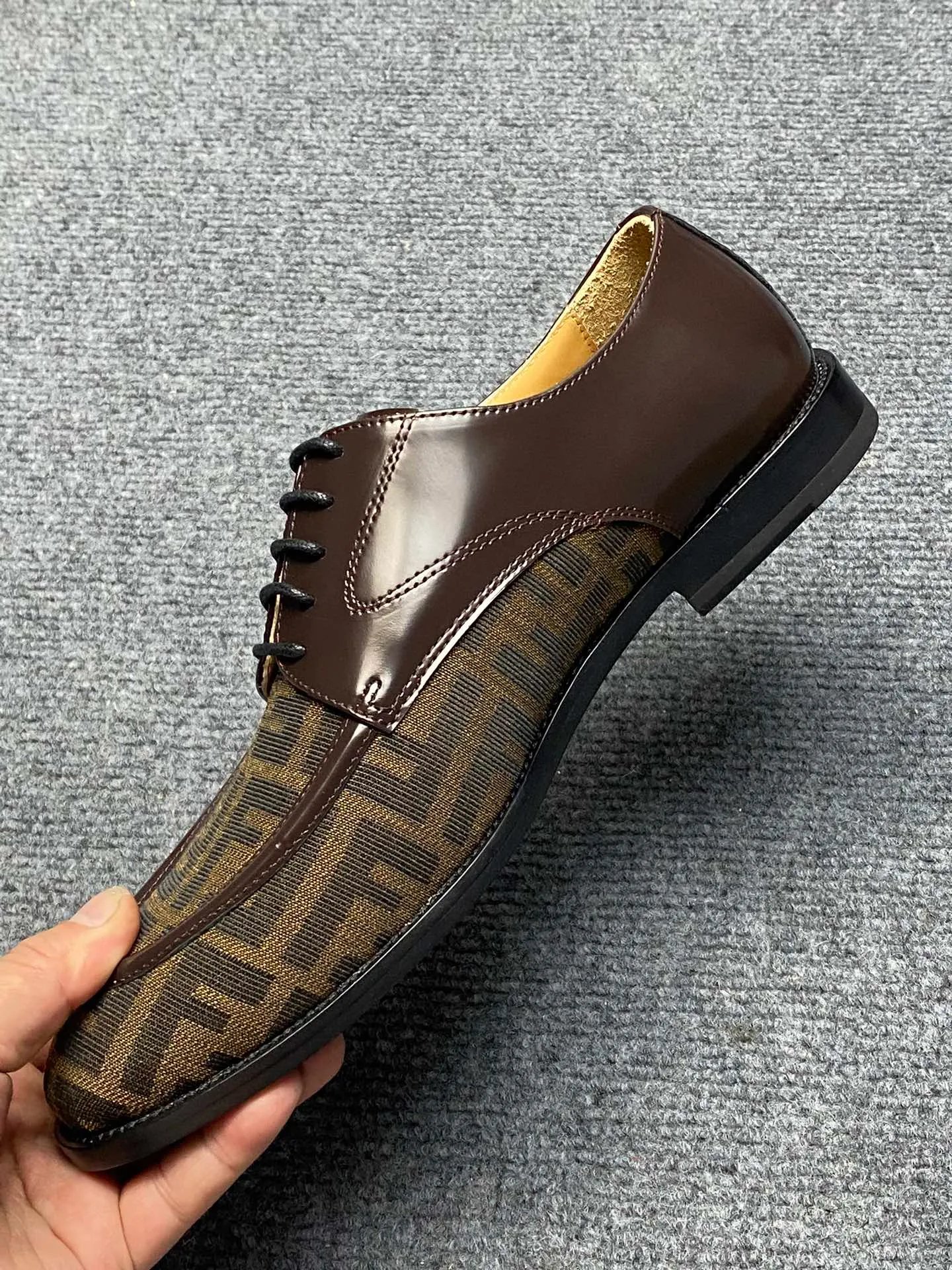 Factory price 960FENDI Fendi men's breathable and comfortable leather shoes. Original development. The leather outsole is made of leather. Counters copy one to one. Imported counter cowhide. Imported water dyes cattle. 38 to 44. (45.46. can be ordered. 47.